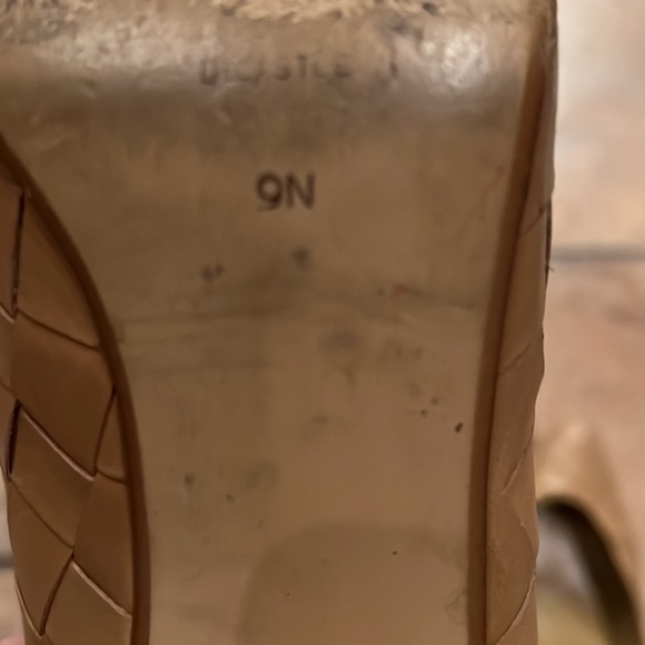 GLORIA VANDERBILT PUMPS - Picture 4 of 11